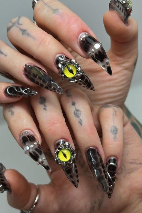 Halloween Nails Extreme Halloween Nails, Halloween Nails Creepy, Natural Nails Halloween, Godzilla Nails, Halloween 3d Nails, Hallow Nails, Halloween Nails 3d, Crazy Halloween Nails, Gory Nails