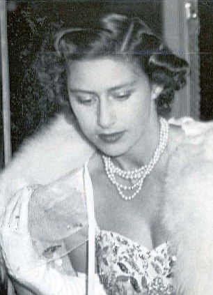 Queen Elizabeth Laughing, Lover's Knot Tiara, Princesa Margaret, Queen Elizabeth 2, Lovers Knot Tiara, Young Queen Elizabeth, Margaret Rose, Rainha Elizabeth Ii, Hm The Queen