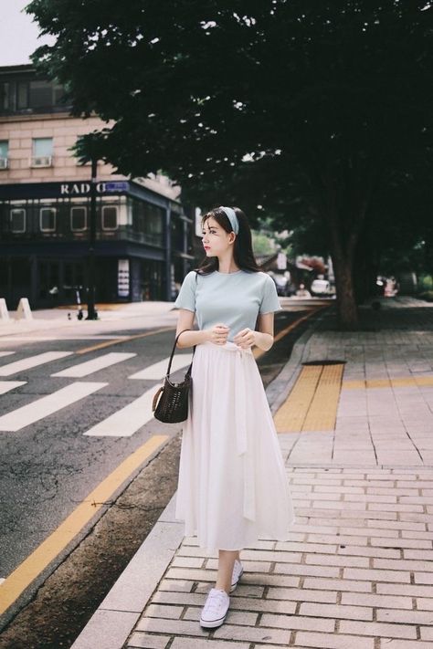 Girly Outfits Elegant, Coastal Feminine Outfit, Korean Spring Summer Outfits, Feminine Fits Aesthetic, How To Pose With Skirt, Elegant Daily Outfit Classy, Korean Casual Dresses, Korean Feminine Fashion, Classy Feminine Outfits Casual