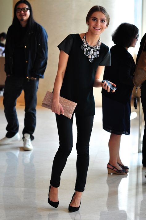 statement necklace + leather sleeve top.  I want to make a leather sleeved top! Statement Necklace Outfit, Casual Office Attire, Woman In Black, Style Inspiration Winter, All Black Outfit, Mode Inspo, 가을 패션, Work Attire, Looks Style