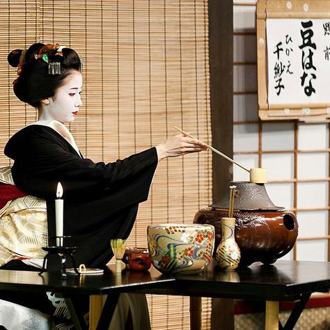 Tea ceremony Traditional Japanese Tea Ceremony, Japanese Tea Ceremony Aesthetic, Tea Ceremony Japan, Maiko Kimono, Buda Zen, Asian Bowl, Memoirs Of A Geisha, Cherry Blossom Festival, Traditional Japanese Art