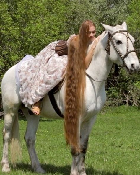 Rapunzel Horse, Real Life Rapunzel, Girl Horse, Horse Photographer, Long Hair Models, Lady Godiva, Long Hair Play, Extremely Long Hair, Cotton Hair