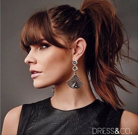 Some days, the sweetest look you could possibly sport is a nice and casual ponytail with bangs. It’s not too complicated, doesn’t take much time to style once you get the hang of it, and, most importantly, it gives you a great style without looking like you tried too hard. Diversity of Ponytails with Bangs … Edgy Updo, Big Ponytail, Bangs Ponytail, Messy Ponytail, Cute Hairstyles For Medium Hair, Long Bangs, Penteado Cabelo Curto, Hair St, High Ponytails