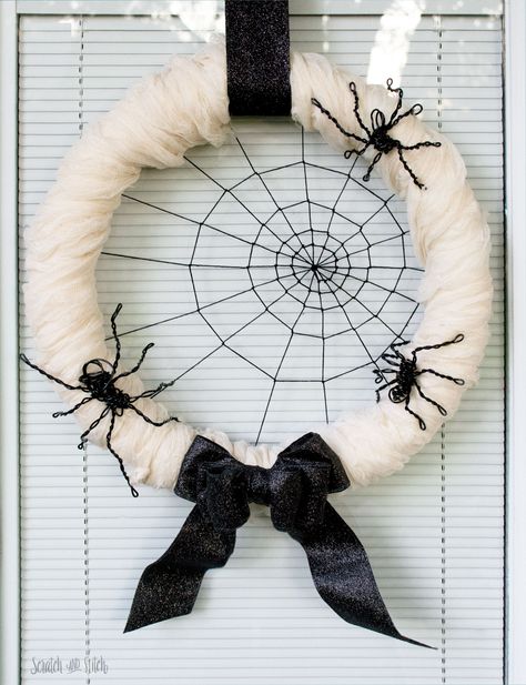 Creepy Outdoor Halloween Decor, Diy Spider Web, Spider Web Diy, Diy Halloween Spider, Spider Web Wreath, Halloween Decorations Diy, Diy Spider, Diy Halloween Dekoration, Fun Diy Halloween Decorations