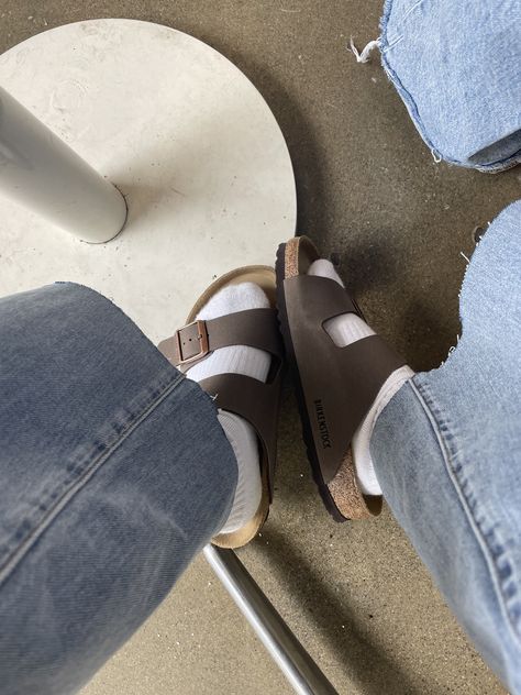 Birkenstock Outfit Summer Casual, Brown Birkenstock Outfit, Birkenstocks Aesthetic, Birkenstock Aesthetic, Brown Birkenstocks, Birks Sandals, Birkenstock Sandals Outfit, Birkenstock Outfit, Dr Shoes