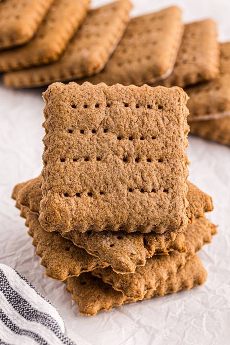 These homemade graham crackers are easy to make and perfect for snacking, s’mores, or using in desserts! Made with simple ingredients, they’re a delicious upgrade from store-bought versions. Homemade Cinnamon Graham Crackers, Healthy Graham Crackers, Breakfast Brownies, Graham Cracker Recipes, Kids Treats, Chocolate Cobbler, Homemade Graham Crackers, Cookie Brownie Bars, Kids Treat