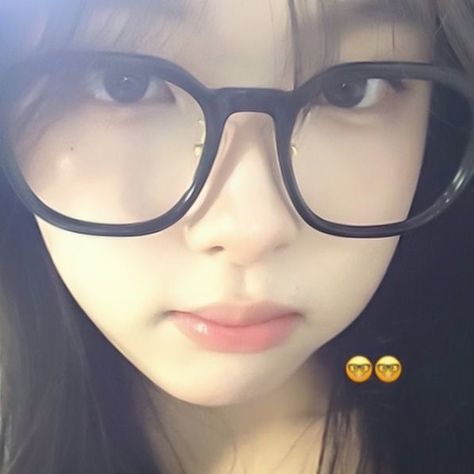 Ulzzang Girl With Glasses, Ulzzang Girl Pfp, Ulzzang Glasses, Asian Glasses, Y2k Profile Picture, Dyed Hair Inspiration, Rosé Aesthetic, Foto Ideas Instagram, Cute Selfie Ideas