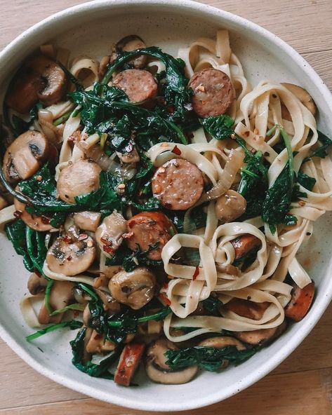 ONE POT SPICY SAUSAGE & BABY KALE FETTUCCINE — Nicole Modic Baby Kale Recipes, Kalejunkie Recipes, Kale Juice, Kale Pasta, Baby Kale, Plant Paradox, Spicy Sausage, Sausage Pasta, Clean Eats