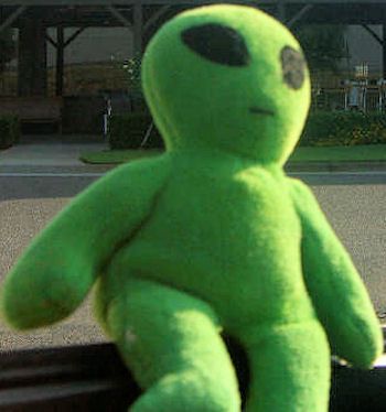 90s Alien Aesthetic, Alien Widget, Alien Pfp Aesthetic, Silly Alien Drawing, Green Alien Aesthetic, Cute Alien Art, Alien Plushies, Alien Beanie, Men In Black Movie