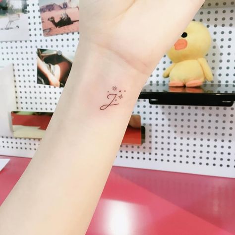 Dainty J Tattoo, Letter J Tattoo, Initial Tattoos, Phönix Tattoo, J Tattoo, One Line Tattoo, Couples Tattoos, Small Heart Tattoos, Tattoo Lettering Styles