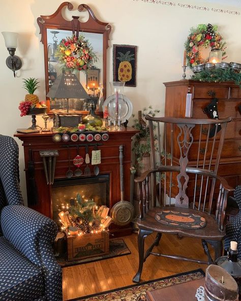 colonial christmas • Instagram Colonial Williamsburg Interiors Decorating Ideas, Colonial Christmas Crafts, Vintage Colonial Decor, Old Colonial Homes Interior, Colonial Williamsburg Interiors, Colonial Williamsburg Decor, Early American Decorating, Old Colonial Homes, Colonial Home Interior