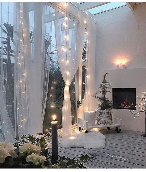 String Lights Living Room, Bedrom Ideas, Fairy Lights Bedroom, Curtain Lights, White Furniture, Style At Home, Lighting Inspiration, Design Living, Design Case