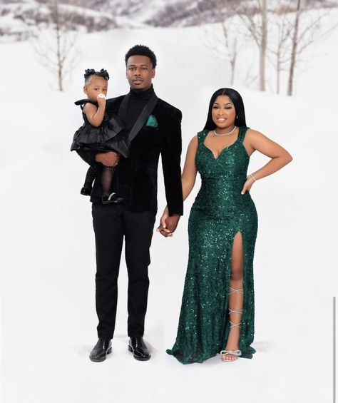 Green Christmas Pictures Family, Formal Christmas Pictures Family Black, Emerald Green Holiday Family Photos, Green Outfit Couple, Couples Holiday Outfits, Green Christmas Dress Outfit, Family Holiday Photos Outfits Green, Emerald Green Christmas Family Photos, Formal Christmas Pictures