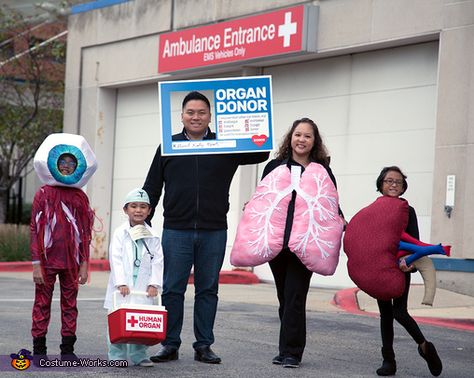 Marcel: We were inspired after watching a YouTube commercial regarding organ donor registration. To spread the message, we decided to dress up as a family. Dad is the registered organ donor... Funny Group Halloween Costumes, Dad Costume, Group Halloween Costume Ideas, Best Group Halloween Costumes, Human Organs, Halloween Costumes 2016, Donate Life, Doctor Costume, Organ Donor