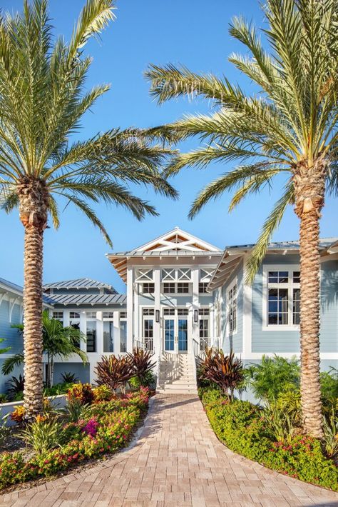 Family Retreat in the Florida Keys Offers a Resort-Like Escape - Ocean Home magazine Florida Keys Homes Beach Houses, Key West House Exterior, Florida Keys House, Key West Interior Design, Key West Homes, Key West Style Homes, Key West Florida Vacation, Florida Beach Homes, Key West House