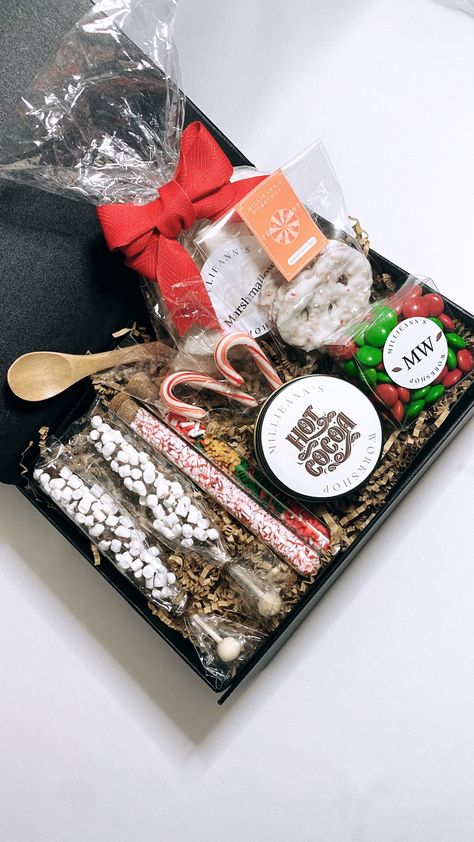 Hot Chocolate Box Gift Ideas, Hot Cocoa Care Package, Hot Chocolate Gift Box Ideas Diy, Hot Cocoa Kit Gift Diy Christmas, Hot Chocolate Set Gift, Hot Cocoa Packets Christmas Gifts, Hot Cocoa Packet Gifts, Hot Chocolate Hamper, Christmas Hot Chocolate Station