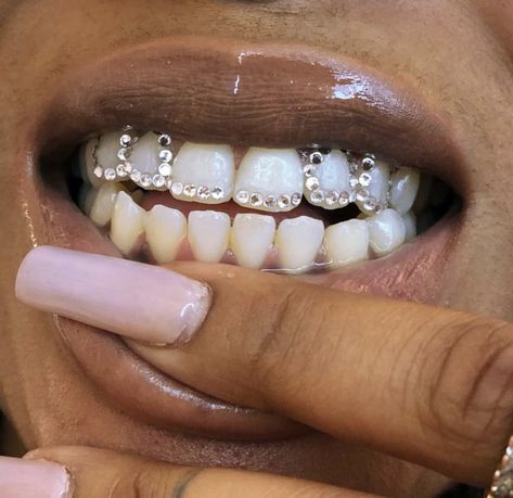 Tooth Gem Designs, Girl Grillz, Pretty Teeth, Dental Jewelry, Grillz Teeth, Glitter Accessories, Diamond Teeth, Diy Teething, Grills Teeth