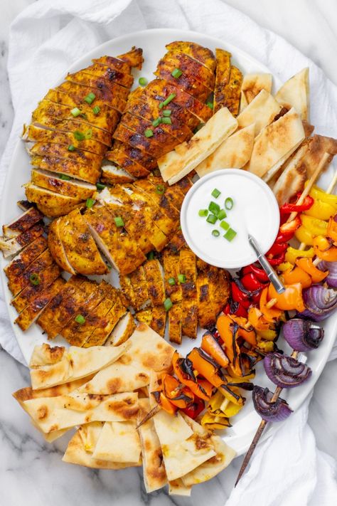 Grilled Chicken Platter, Chicken Platter Ideas, Shawarma Platter, Grilled Chicken Shawarma, Chicken Platter, Chicken Shawarma Recipe, Easy Marinades, Shawarma Recipe, Veggie Skewers