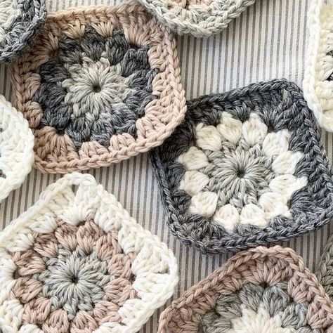 NautiKrall by Mallory (Crochet Designer) on Instagram: "Something new…  ♥️M  Pattern: Coming soon #readgrannyblanket Yarn: Wool of the Andes Bulky @wecrochetofficial   #crochet #crochetblanket #crocheted #crochetsquares #crochetgrannysquare #grannysquares #grannysquareblanket #graphgan #starburst #neutrals #hyggelife #nautikrall #nautikrallcrochet #wecrochet #wooloftheandes #yarnlover #instacrochet #knitpicks #crochetinspiration #crochetlife #bookworm" Starburst Blanket Crochet, Granny Square Color Schemes, Modern Crochet Granny Square, Neutral Granny Square, Starburst Granny Square Pattern, Starburst Granny Square, Crochet Pattern Instructions, Crochet Motif Patterns, Crochet Granny Square Blanket