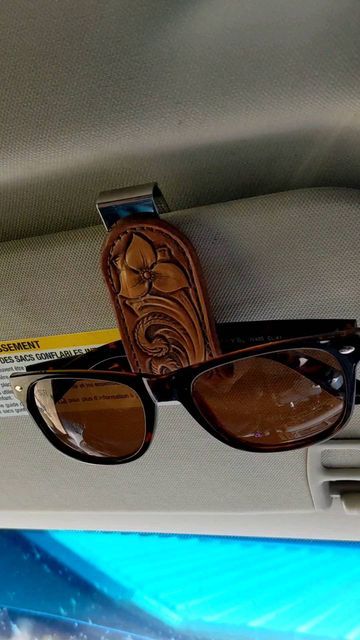 Car Sun Visor Decor, Sunglass Holder For Car, Car Sunglass Holder, Sunglasses Holder For Car, Car Inspo Interior Boho, Cool Car Decorations, Cool Car Interior Ideas Aesthetic, 90s Car Interior, Car Cd Holder