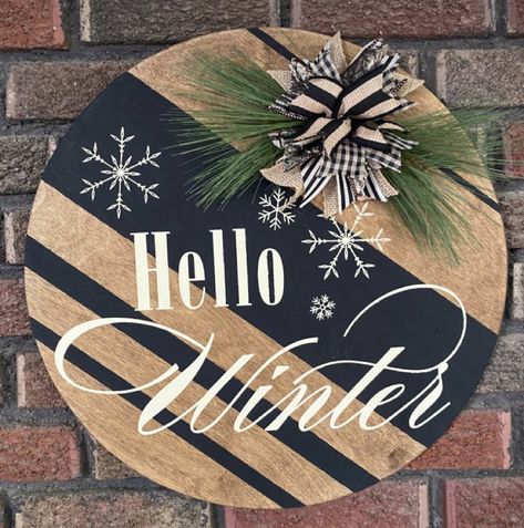 Wood Signs Front Door, Round Wood Sign Ideas Diy, Winter Wood Rounds, Wooden Rounds Crafts, Winter Round Wood Signs, Round Wooden Door Hangers Diy, Circle Door Signs Diy, Winter Door Signs, Door Rounds