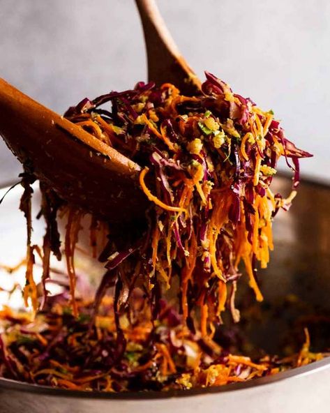 Wooden spoons tossing Cabbage and Carrot Thoran-style salad (Indian Salad) Recipes With Cabbage, Indian Cabbage, Salad Indian, Ella Vegan, Indian Salad, Vegetable Samosa, Indian Salads, Cabbage Carrot, Recipetin Eats