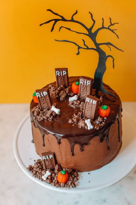 Three Easy Halloween Cake & Cupcake Ideas | studiodiy.com Store Bought Desserts, Cute Halloween Desserts, Frankenstein Cupcakes, Easy Halloween Cake, Cute Halloween Cakes, Graveyard Cake, Halloween Cakes Easy, Spooky Halloween Cakes, Candy Eyeballs