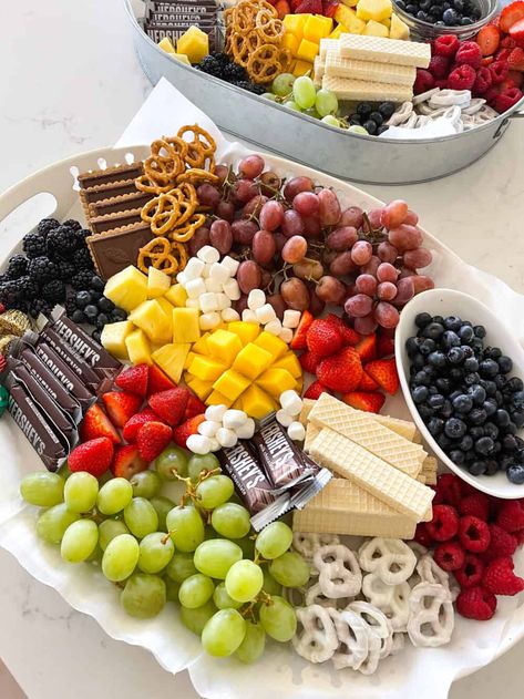 dessert charcuterie board on display Fruit And Cheese Dessert Platter, Fruit And Desert Charcuterie Board, Healthy Dessert Charcuterie Board, Fruit Snack Board, Healthy Dessert Board, Charcuterie Inspiration Birthday, Fruit And Sweets Charcuterie Board, Charcuterie Board Desert, Fruits Charcuterie Board