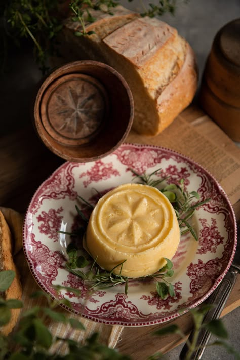 How to Make & Mold Fresh Butter — Under A Tin Roof Vintage Butter Molds, Compound Butter Recipe, Fresh Butter, Butter Making, Butter Churns, Fall Harvest Party, Farm Fresh Milk, Forest Life, Butter Molds