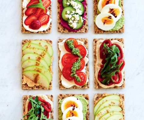 Crunchy Snacks, Healthy Crackers, Healthy Toast, Bread Toppings, Invest In Your Health, Cracker Toppings, Nutrition And Health, Healthy Food Guide, Strawberry Mint