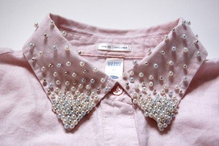 Learn how to embellish a shirt collar with pearls Diva Design, Embellished Shirt, Embellished Collar, Old Shirts, Beaded Collar, Diy Couture, Handmade Fashion, Upcycle Clothes, Shirt Collar