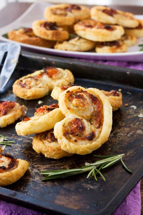 Sun-dried tomato, parmesan & rosemary palmiers Palmiers Recipe, Tomato Parmesan, Mediterranean Appetizers, Goat Cheese Recipes, Nutella Recipes, Party Finger Foods, Snacks Recipes, Dried Tomatoes, Sun Dried