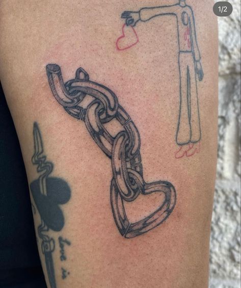 Cherry Chain Tattoo, Broke Chains Tattoo, Chain Breaker Tattoo, Cadenas Tattoo, Heart Chain Tattoo, Chain Tattoo Design, Keychain Tattoo, Chain Tattoos, Heart Tat