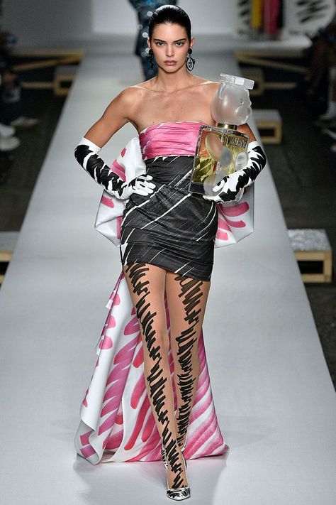 Best Jeremy Scott Dresses On The Runway | British Vogue Moschino Runway, September Fashion, Kiss Dress, Pop Art Fashion, Couture Designers, Jeremy Scott, Kendall Jenner Style, Red Carpet Dresses, Fashion Fabric