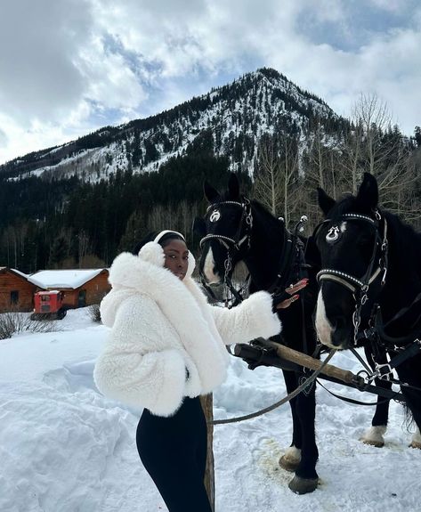 Ski Fit, Ski Trip Outfit, Ski Aesthetic, Cabin Trip, High Horse, Snow Trip, Ski Girl, Ski Outfit, Winter Inspo