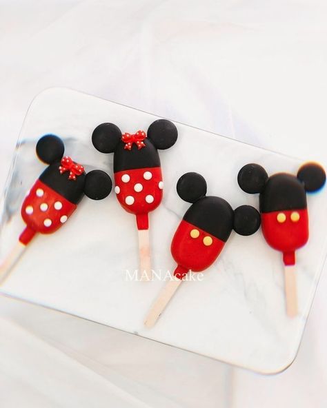 Mickey Mouse Popsicles, Mickey Mouse Cakecicles, Minnie Mouse Cakesicles Ideas, Mickey Mouse Cakesicles Ideas, Mickey And Minnie Food Ideas, Minnie Mouse Popsicle, Mickey Mouse Mini Cake, Mickey And Minnie Cake Pops, Minnie Cakesicles