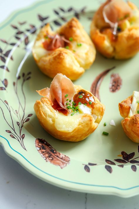 Brie Puff Pastry Bites American Biscuits, Rice Crispies Recipe, Puff Pastry Bites, Pastry Bites, Bundt Recipes, Small Bites Appetizers, Brie Puff Pastry, Brie Appetizer, Tomato Butter