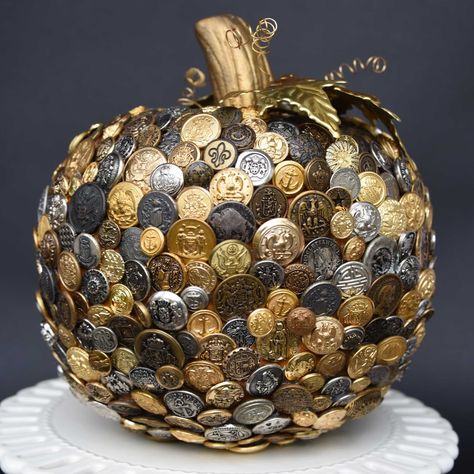 Button Pumpkin by Jeanne Selep Button Pumpkin, Button Projects, Charm Party, Diy Tableware, Old Metal, Unique Fall, Fall Decoration, Windows System, Fall Halloween Crafts