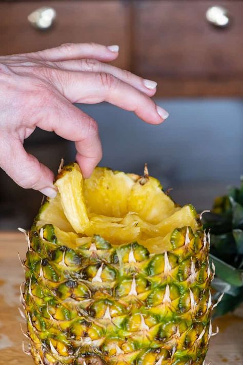 Eating Pineapple, Pineapple Benefits, Turmeric Water, Cut Pineapple, Pineapple Drinks, Healthy Style, Pineapple Recipes, Natural Colon Cleanse, Egg Diet