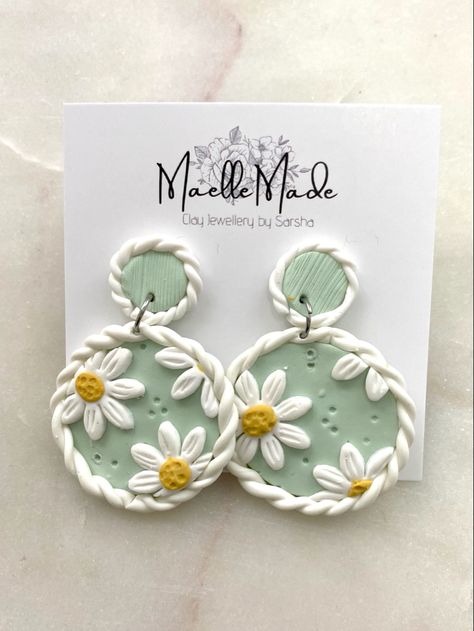 Clay Jewellery Tutorial, Easy Polymer Clay Ideas Jewelry, Jewellery With Clay, Handmade Earrings Design, Simple Clay Earrings Diy, Cute Clay Earrings Ideas, Clay Earrings With Beads, Polymer Clay Earrings Ideas Easy, Flower Earrings Clay