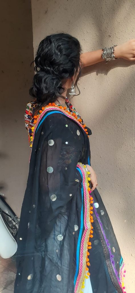 For more follow me up on my ig handel and get my daily updates- lata_sangar https://instagram.com/lata_sangar?utm_medium=copy_link Photo Pose In Chaniya Choli, Navratri Dress Photoshoot, Navratri Choli Photo Pose, Navratri Hidden Face Girl, Navratri Choli Pose, Garba Look Photoshoot, Navratri Look Photo Pose, Navratri Chaniya Choli Pose, Navratri Chaniya Choli Photo Pose