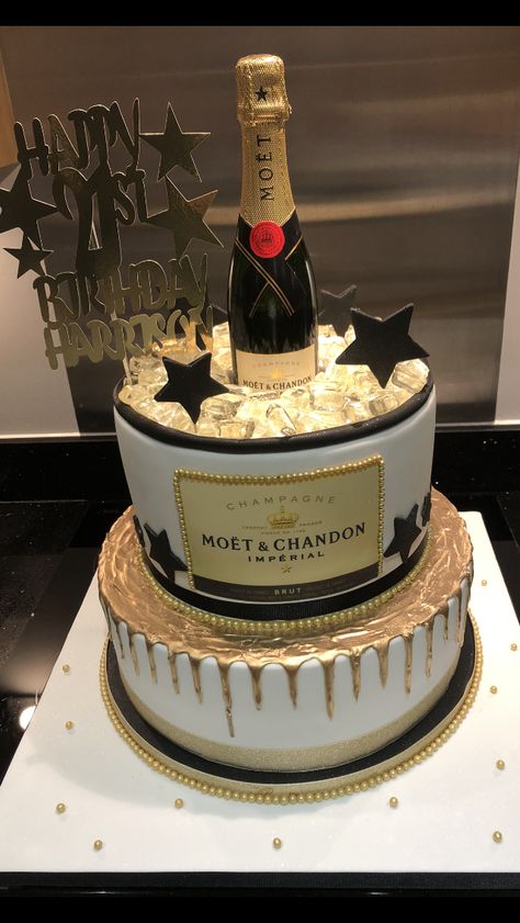 Moet Cake, Champagne Cake Design, Easter Desserts Cake, Cake 2022, Queens Birthday Cake, 55 Birthday, Wine Cake, Champagne Birthday, Champagne Cake