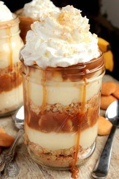 Layers of cookies, homemade banana pudding, fresh banana slices and caramel sauce make up these delicious Caramel Banana Pudding Parfaits! Caramel Banana Pudding, Desserts In Jars, Mason Jar Desserts Recipes, Mason Jar Desserts, Homemade Banana Pudding, Pudding Parfait, Cookies Homemade, Banana Dessert Recipes, Banana Slices