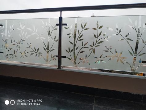 Step Glass Railing, Frosted Glass Design For Balcony, Elevation Glass Railing, Balcony Railing Glass Etching Designs, Frosted Glass Design For Railing, Glass Railing Balcony Exterior Design, Balcony Glass Design Modern, Railing Glass Etching Designs, Glass Balcony Railing Modern