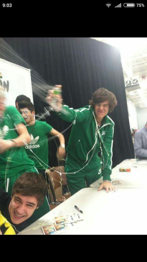 Silly String, One Direction Photos, Family Show, One Direction Videos, Louis And Harry, One Direction Pictures, I Love One Direction, 1 Direction, Harry Edward Styles