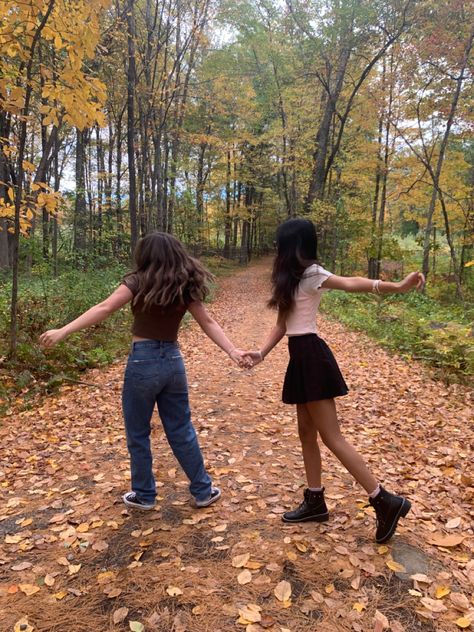 Two girls in the middle of a walk way covered in aesthetic leaves colored shades of red and orange Cool Duo Pics, Best Friend Forest Photoshoot, Aesthetic Poses For Besties, Poses For Pictures Instagram With Bestie, Fall Outfits Apple Picking, Duo Poses Photography, Duo Best Friend Pictures, Duo Fall Pictures, Fall Instagram Pictures With Friends