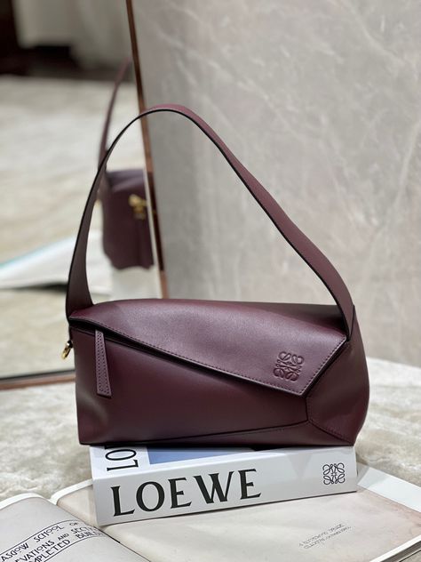 Loewe Vintage Bag, Loewe Puzzle Hobo, Puzzle Hobo Bag, Loewe Puzzle Bag, Smart Casual Women Outfits, Shoulder Bag Outfit, Luxury Brand Names, Loewe Puzzle, Dream Bags