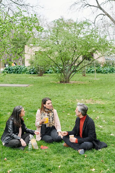 People In Landscape Photography, People In Park Photography, Group Of Friends Sitting Together, People Talking Aesthetic, People At The Park, People In Park, Eternal Nocturnal, People Sitting Together, Friends Sitting Together