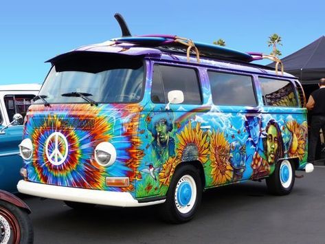 Marvelous 23 AMAZING Camper Van Painting https://www.camperlife.co/2019/03/20/23-amazing-camper-van-painting/ Others may be migrant workers. Permanent residents earn their livings in a number of novel ways. Combi Hippie, Kombi Food Truck, Hippie Vans, Vw Minibus, Volkswagen Vintage, Hippie Camper, Vans Painted, Van Vw, Hippie Car