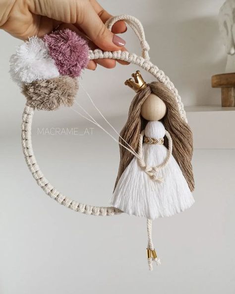 Diy Yarn Decor, Diy Yarn Dolls, Macrame Doll, Dolls Handmade Diy, Easy Yarn Crafts, Diy Angels, Macrame Knots Pattern, Yarn Dolls, Diy Yarn Crafts